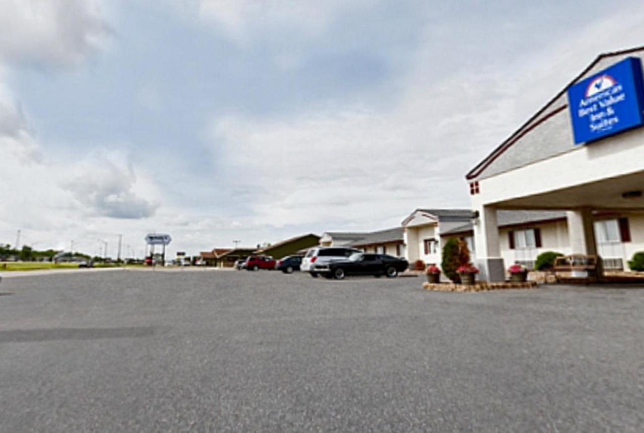 Americas Best Value Inn & Suites Thief River Falls Exterior photo