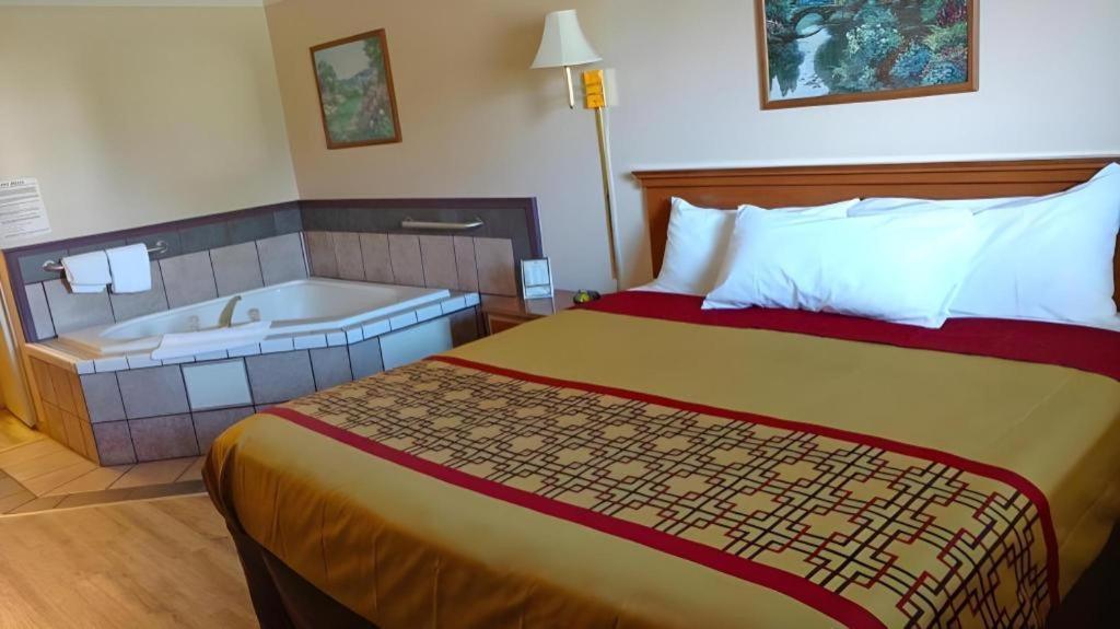 Americas Best Value Inn & Suites Thief River Falls Exterior photo