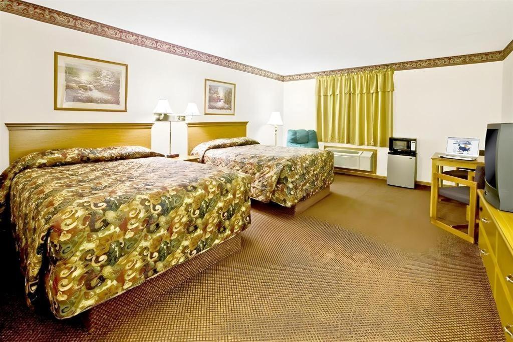 Americas Best Value Inn & Suites Thief River Falls Exterior photo