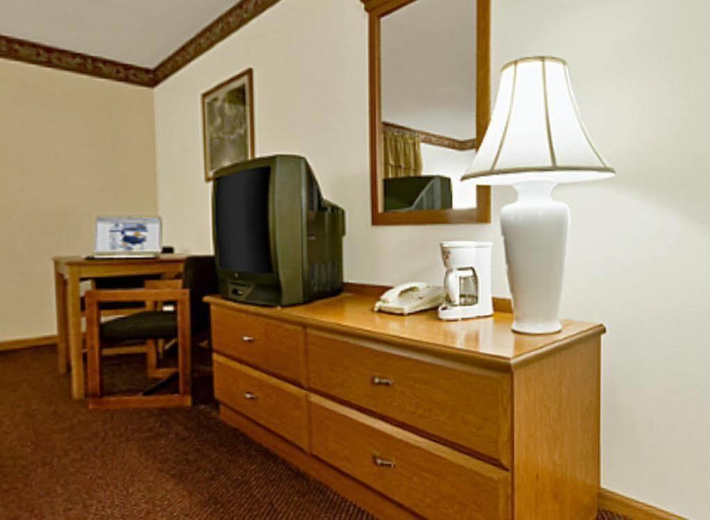 Americas Best Value Inn & Suites Thief River Falls Exterior photo